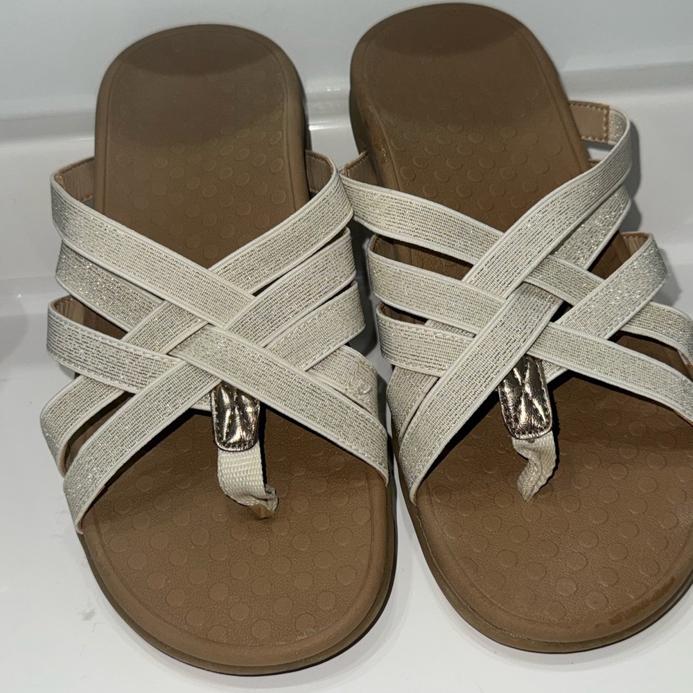Vionic Crisscross Slip-On Sandals “Tia” size 7